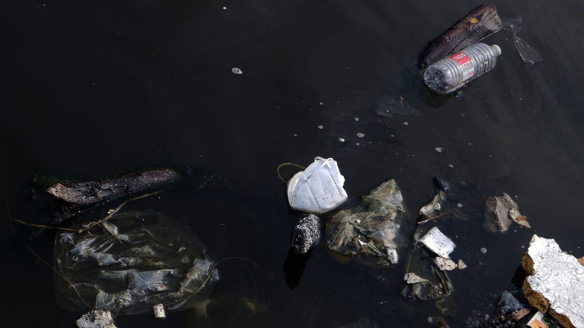 Kvůli covidu-19 vzrůstá množství plastů v oceánech, tvrdí studie